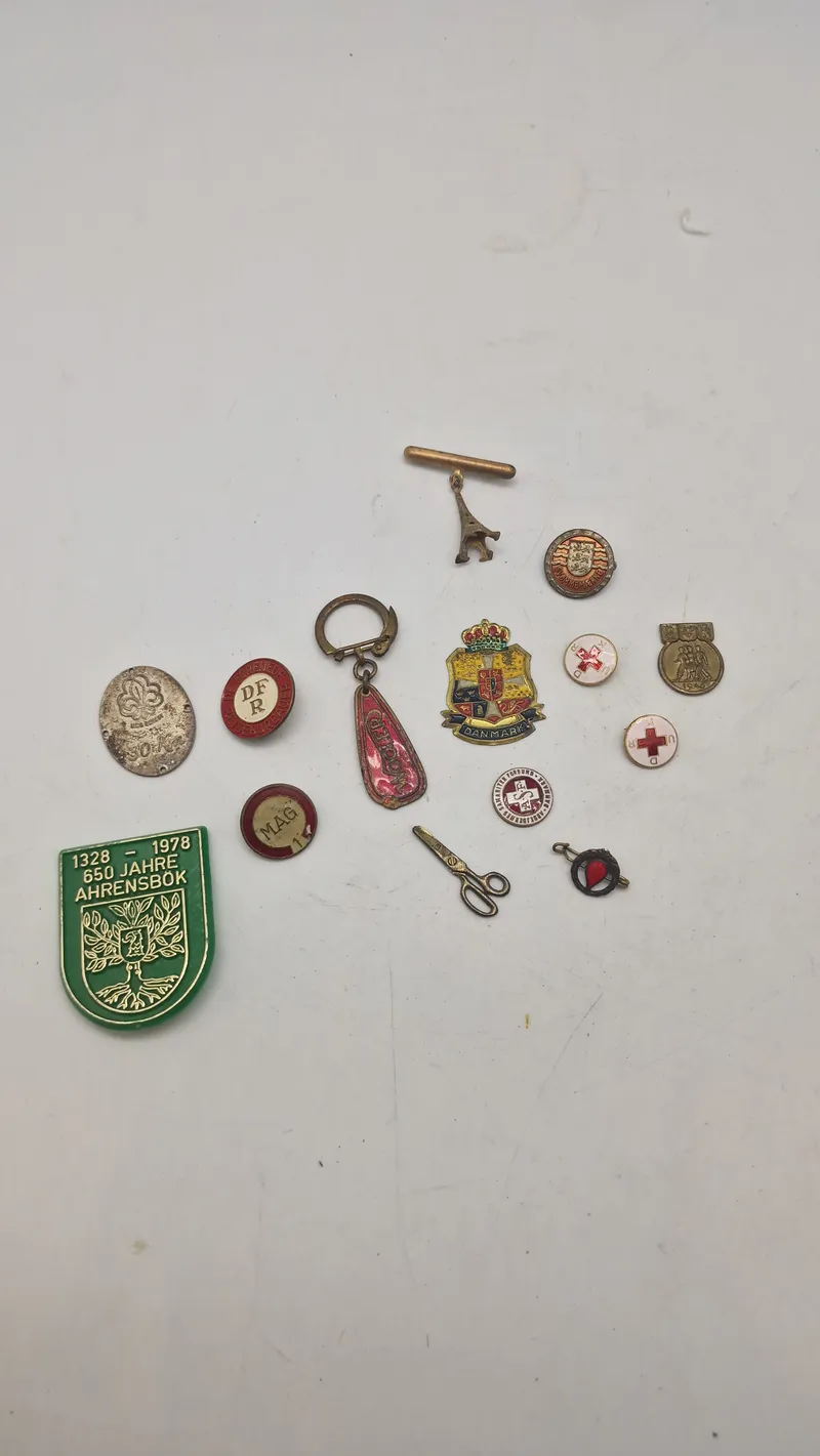Samling pins mm.