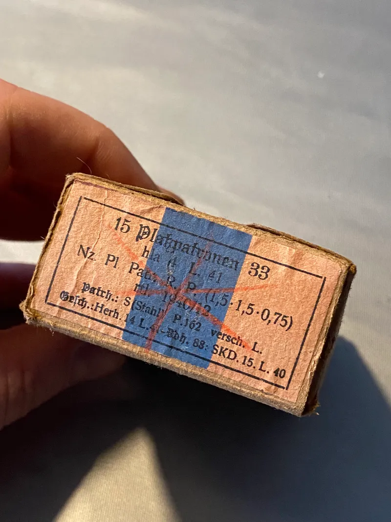 Original patronæske til tyske platzpatronen 33 (løs ammunition til K98) 
Tom