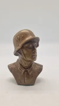 Buste af tysk soldat, efterkrigs