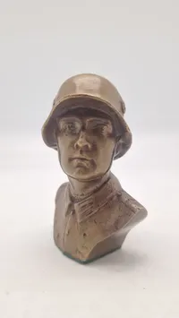Buste af tysk soldat, efterkrigs