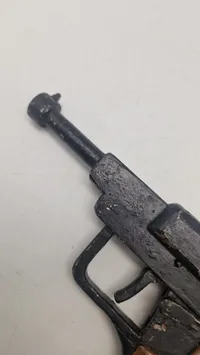 Velfremstiilet legetøjspistol fra maj dagene 1945
