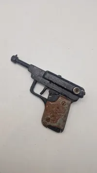 Velfremstiilet legetøjspistol fra maj dagene 1945