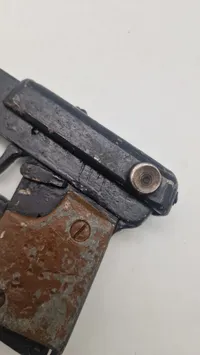 Velfremstiilet legetøjspistol fra maj dagene 1945