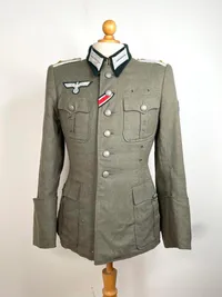Original Tysk Højt dekoreret Oberleutnant kampjakke, Tyske kors i guld, Nærkampspange, krimskjold mm.