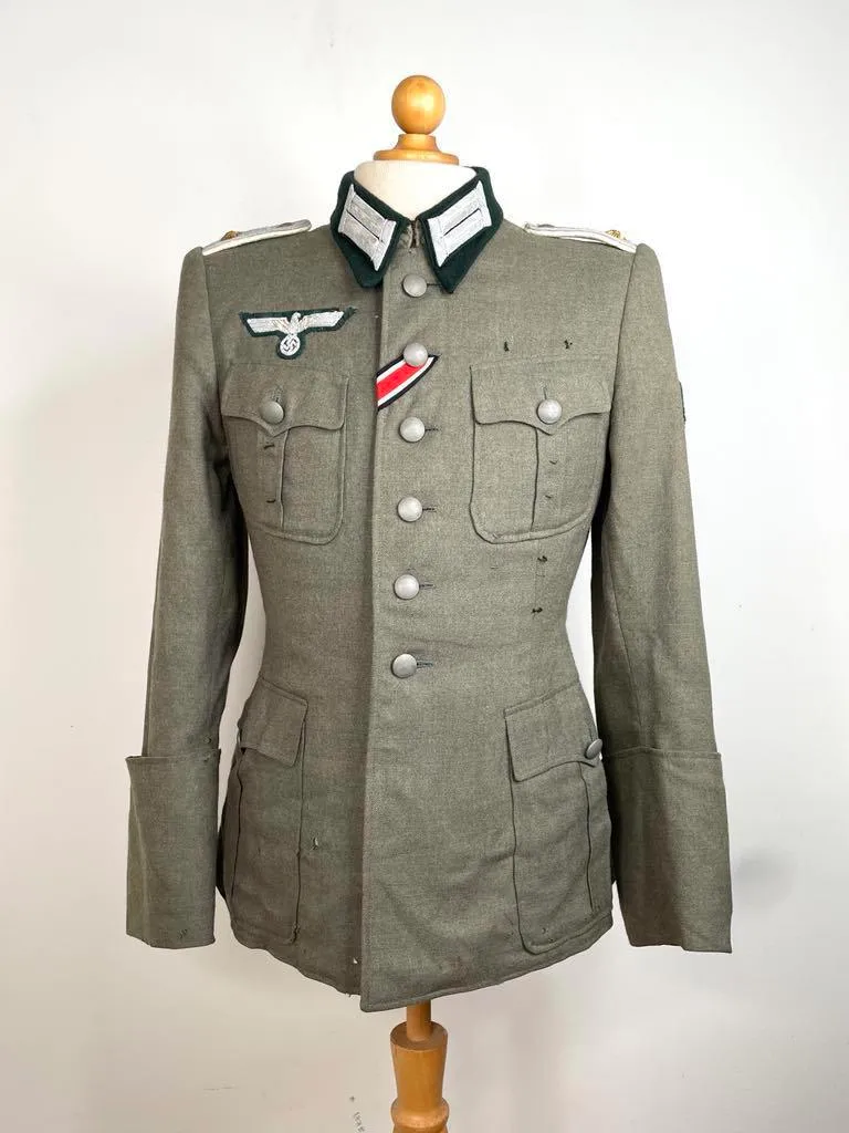 Original Tysk Højt dekoreret Oberleutnant kampjakke, Tyske kors i guld, Nærkampspange, krimskjold mm.