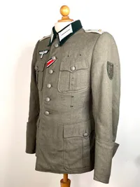 Original Tysk Højt dekoreret Oberleutnant kampjakke, Tyske kors i guld, Nærkampspange, krimskjold mm.