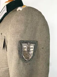 Original Tysk Højt dekoreret Oberleutnant kampjakke, Tyske kors i guld, Nærkampspange, krimskjold mm.