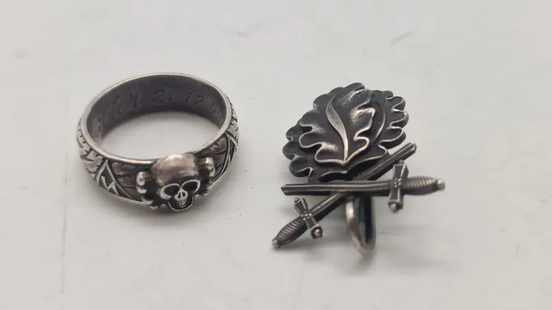 SS ring og egeløv, postwar