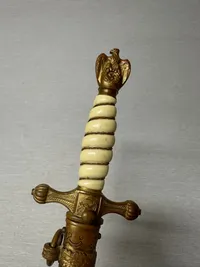 Original Tysk WW2 marine officersdaggert, fejlfrit greb, perfekt klinge, skede uden buler, alt er stramt og daggerten går i skeden med et smukt klik. fremstillet af super fremstilleren CARL EICHHORN