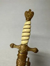 Original Tysk WW2 marine officersdaggert, fejlfrit greb, perfekt klinge, skede uden buler, alt er stramt og daggerten går i skeden med et smukt klik. fremstillet af super fremstilleren CARL EICHHORN