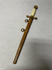 Original Tysk WW2 marine officersdaggert, fejlfrit greb, perfekt klinge, skede uden buler, alt er stramt og daggerten går i skeden med et smukt klik. fremstillet af super fremstilleren CARL EICHHORN