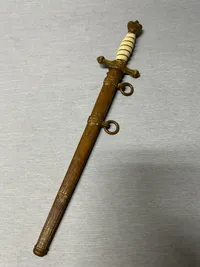 Original Tysk WW2 marine officersdaggert, fejlfrit greb, perfekt klinge, skede uden buler, alt er stramt og daggerten går i skeden med et smukt klik. fremstillet af super fremstilleren CARL EICHHORN
