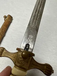 Original Tysk WW2 marine officersdaggert, fejlfrit greb, perfekt klinge, skede uden buler, alt er stramt og daggerten går i skeden med et smukt klik. fremstillet af super fremstilleren CARL EICHHORN