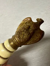 Original Tysk WW2 marine officersdaggert, fejlfrit greb, perfekt klinge, skede uden buler, alt er stramt og daggerten går i skeden med et smukt klik. fremstillet af super fremstilleren CARL EICHHORN