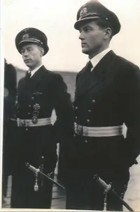 Original Tysk WW2 marine officersdaggert, fejlfrit greb, perfekt klinge, skede uden buler, alt er stramt og daggerten går i skeden med et smukt klik. fremstillet af super fremstilleren CARL EICHHORN