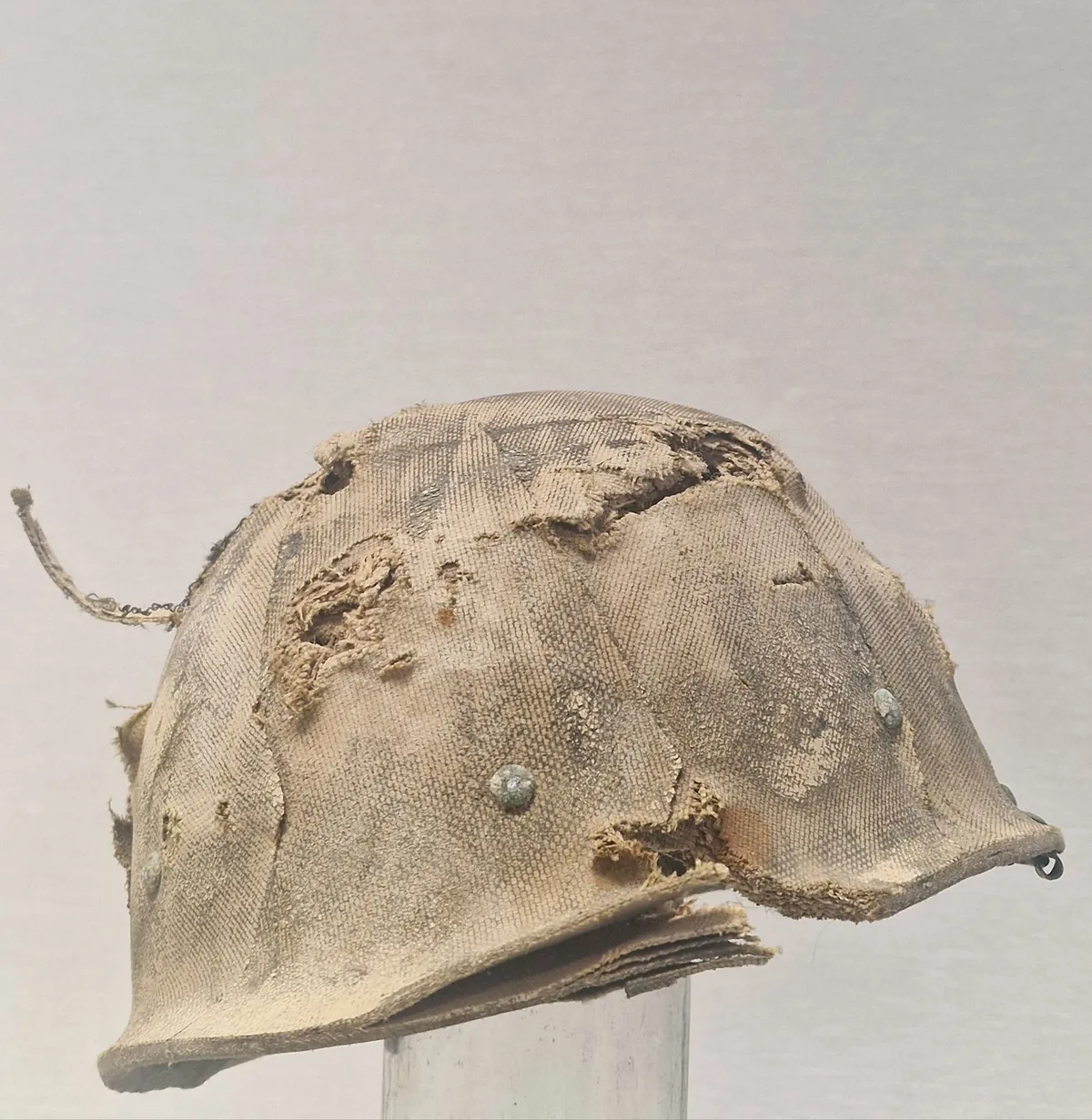 Original Irakisk krigsskadet hjelm, hjembragt af Dansk Officer