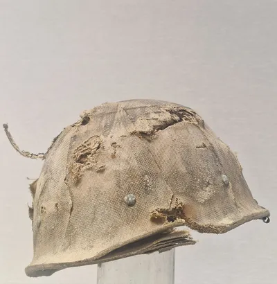 Original Irakisk krigsskadet hjelm, hjembragt af Dansk Officer