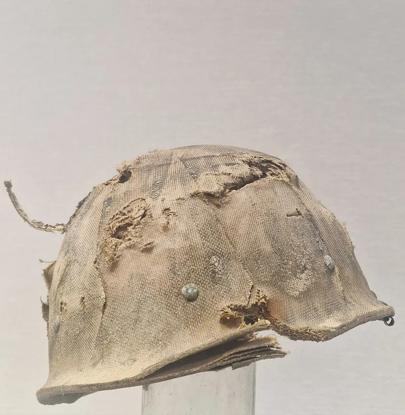 Original Irakisk krigsskadet hjelm, hjembragt af Dansk Officer