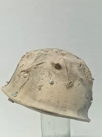 Original Irakisk krigsskadet hjelm, hjembragt af Dansk Officer