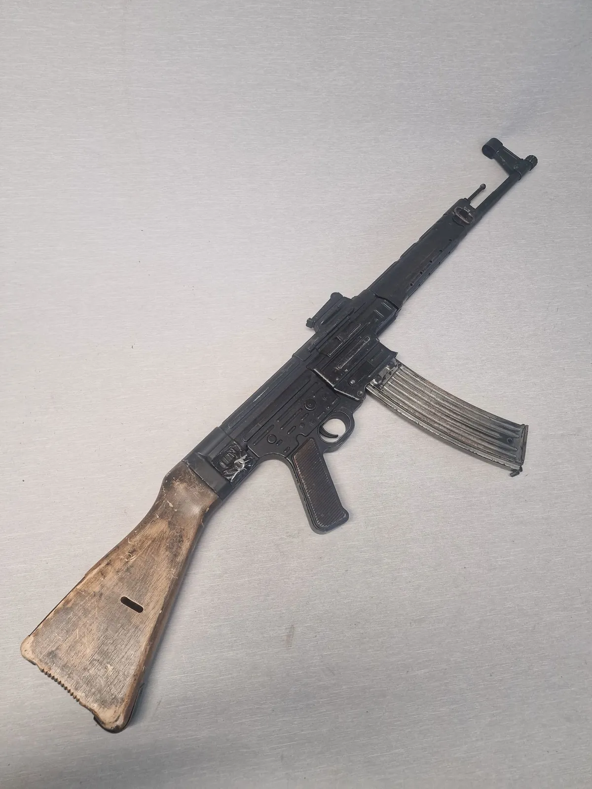 STG44 - replika af træ og metal