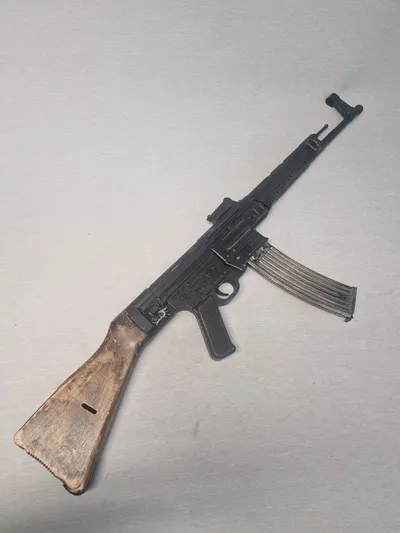 STG44 - replika af træ og metal