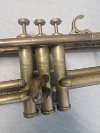 Musikinstrument med militært logo