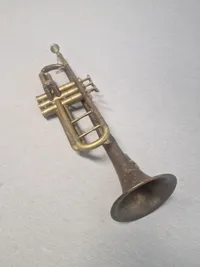 Musikinstrument med militært logo