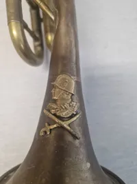 Musikinstrument med militært logo