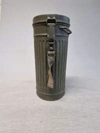 Original tysk gasmaske beholder med “øjne” i låget