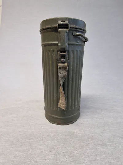 Original tysk gasmaske beholder med “øjne” i låget