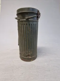 Original tysk gasmaske beholder med “øjne” i låget