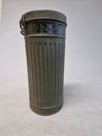 Original tysk gasmaske beholder med “øjne” i låget