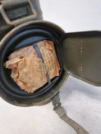 Original tysk gasmaske beholder med “øjne” i låget