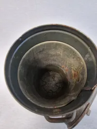 Original tysk gasmaske beholder med “øjne” i låget