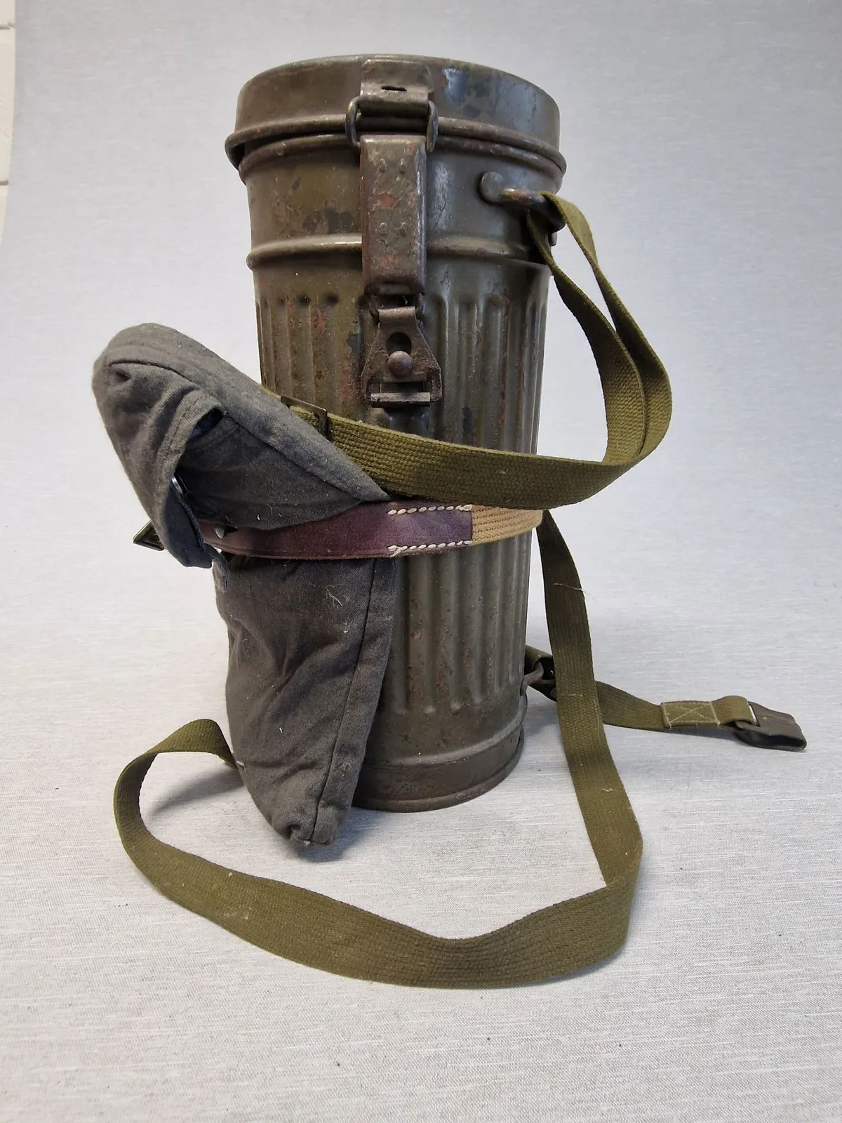 Original tysk gasmaske beholder med “gaspose”