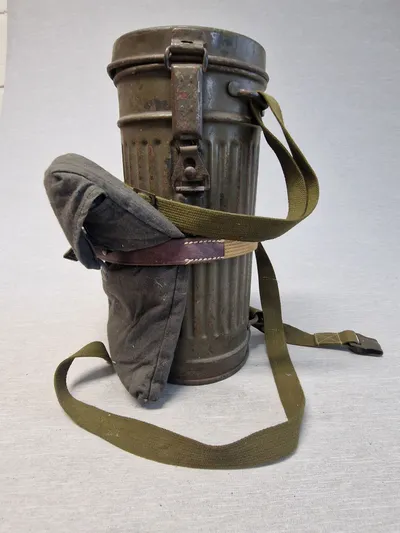 Original tysk gasmaske beholder med “gaspose”