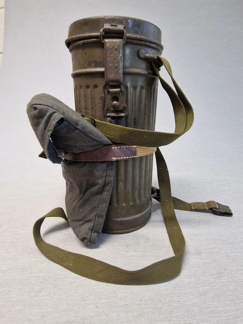 Original tysk gasmaske beholder med “gaspose”