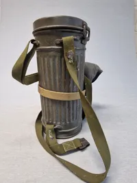 Original tysk gasmaske beholder med “gaspose”