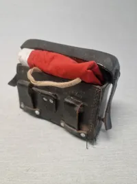 Original tysk ww2 førstehjælps taske med  Sanitäter Medical Recognition Identification Vest og armbind