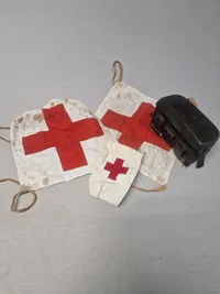 Original tysk ww2 førstehjælps taske med  Sanitäter Medical Recognition Identification Vest og armbind
