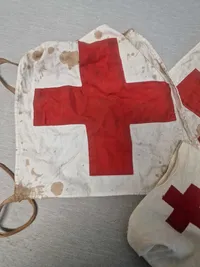 Original tysk ww2 førstehjælps taske med  Sanitäter Medical Recognition Identification Vest og armbind