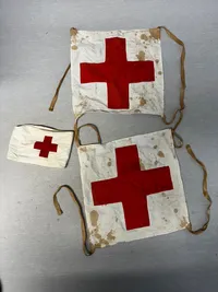Original tysk ww2 førstehjælps taske med  Sanitäter Medical Recognition Identification Vest og armbind