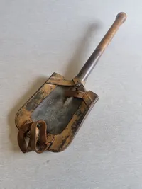 Original tysk feltspade - ww2 hylster Postwar???