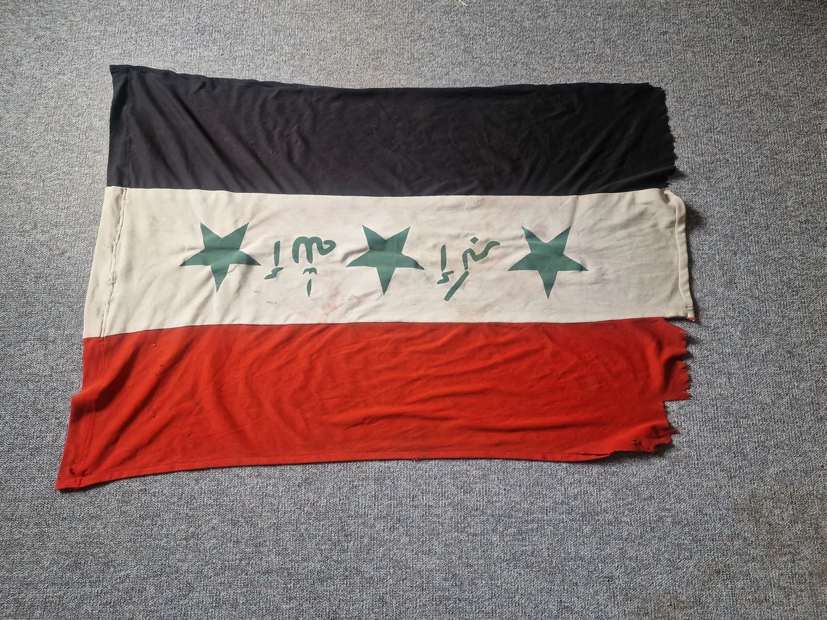 Originalt irakisk flag - hjembragt af Dansk officer 33 x 45 cm