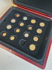 Samling mønter i kasse