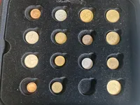 Samling mønter i kasse