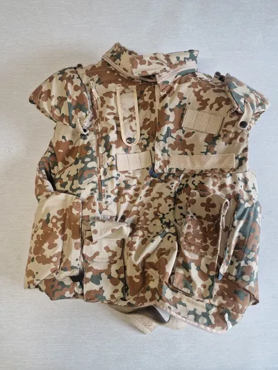 Originalt fragmentationsvest fra det danske forsvar i ørken camo ( Irak / afghanistan