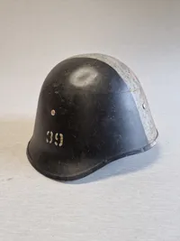 Original dansk M/41 hjelm med hvid stribe malet over