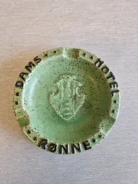 Askebæger fra Dams hotel i Rønne