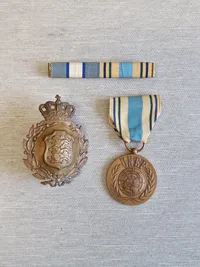 Lot UN + M/23 hjelmmærke